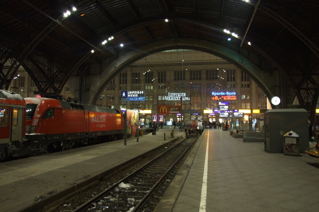 Blick auf den gleich ausfahrenden RE 28183 von Leipzig Hbf nach Cottbus Hbf am Gleis 12. Im Dienst war 182 005-9 von DB Railion.
Leipzig, der 1.1.2010.