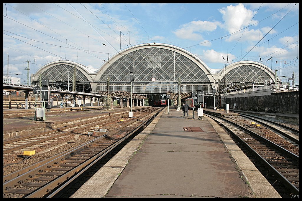 Blick auf den in die Jahre gekommenen Dresdner Hauptbahnhof. Von den Bahnsteigberdachungen im Vorfeld der Halle stehen nur noch die Stahlgerippe. Rechts oben halten die Fernzge, in der Mitte die Regio- und Nahverkehrszge und links oben die S-Bahn-Zge. Derzeit wird der Bahnhof modernisiert, dabei wird auch darauf geachtet das nach Fertigstellung weniger Energie verbraucht wird (Dresden Hbf, 27.03.2010)