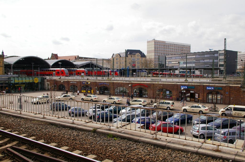 Blick auf die vordere Bahnsteighalle (Bahnsteige 1-6) des Hauptbahnhofes Halle/Saale (10.04.2012).