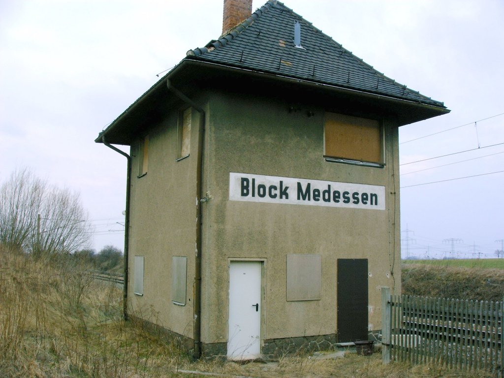 Blockstelle Medessen, Strecke Leipzig-Dresden, auer Betrieb und abgerissen.
Aufnahme am 17.3.2005