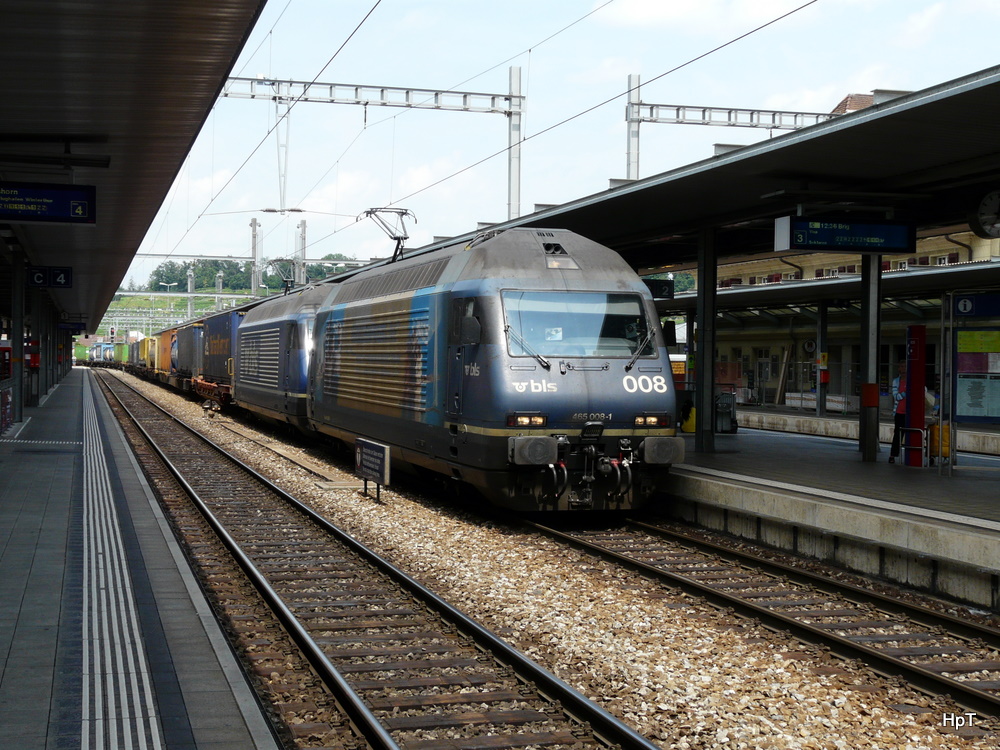 bls - 465 008-1 und 465 013-1 vor Gterzug bei der Durchfahrt in Spiez am 01.07.2011