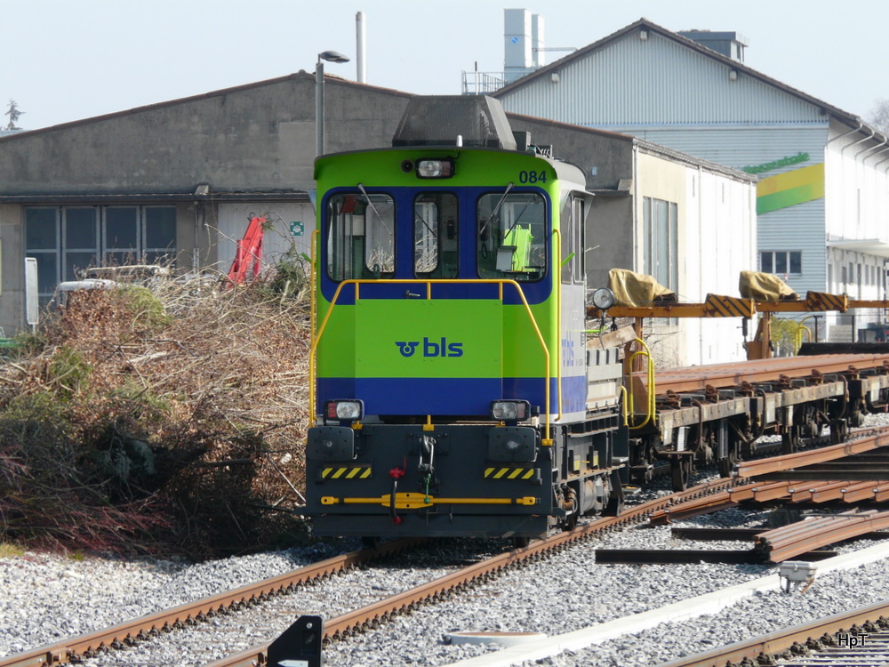 BLS - Baudienst Tm 2/2 325 084 abgestellt im Bahnhofsareal von Ins am 06.03.2011 .. Frage weiss jemand fr was die Gelbe Stange unter der Kupplung ist ?