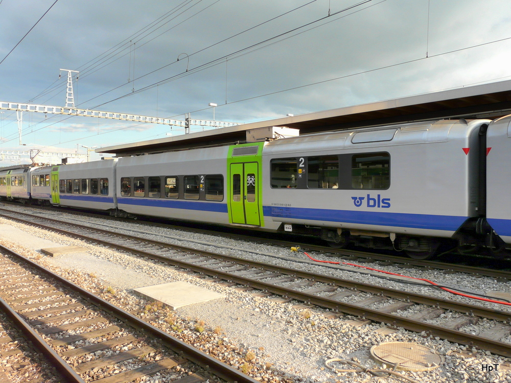 bls - Jumbo Personenwagen 2 Kl. B 50 85 22-35 601-5 im Bahnhof Biel am 06.08.2010