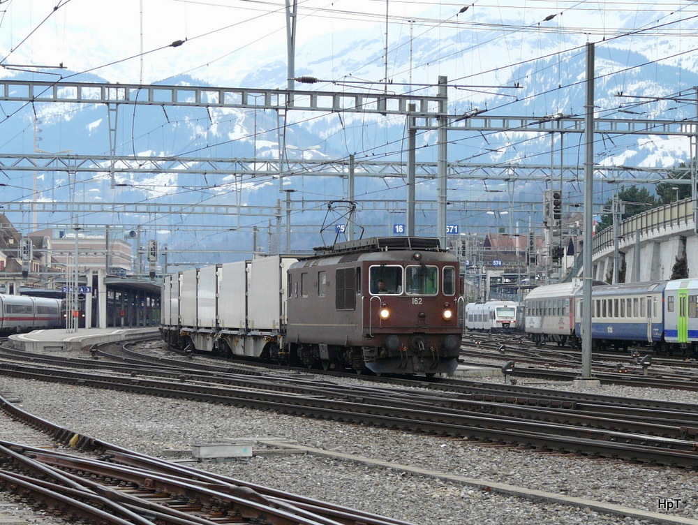 bls - Re 4/4 162 mit Gterzug bei der durchfahrt im Bhanhof Spiez am 24.03.2012