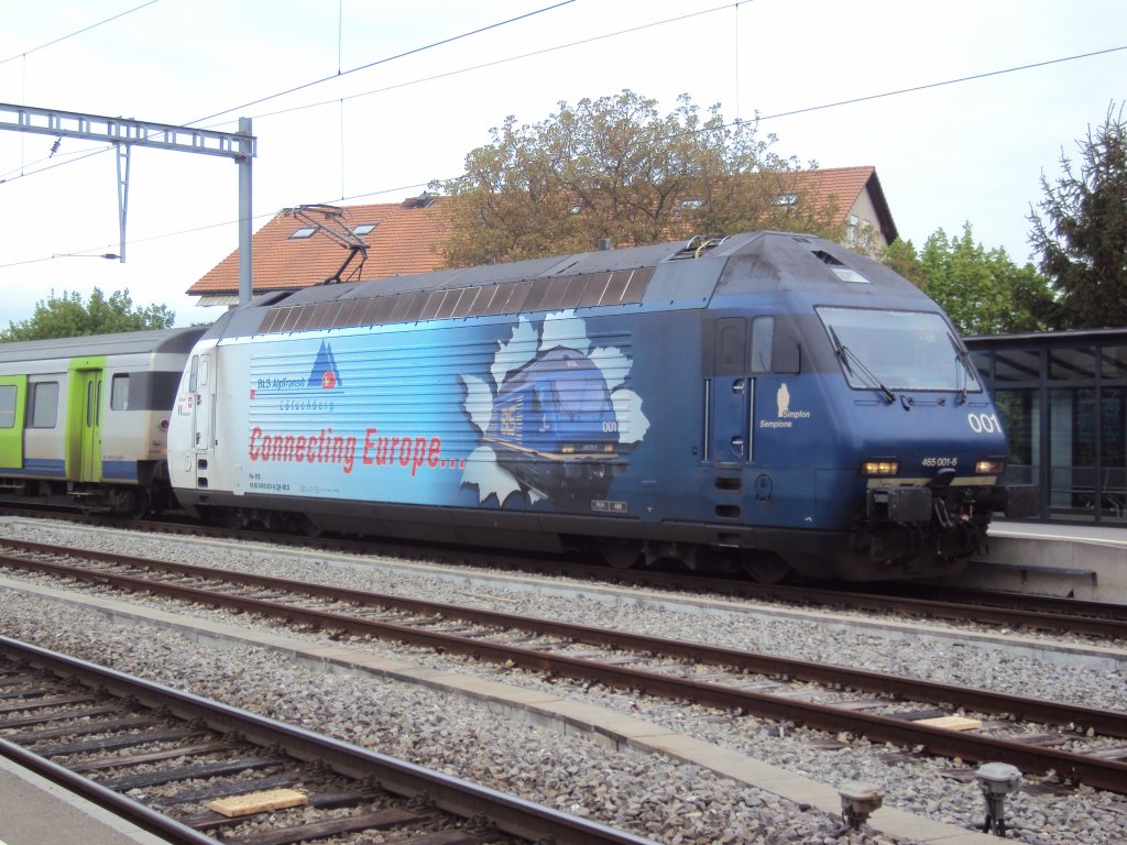 BLS Re 465 001  Connecting Europe mit ihrem RE Neuchatel-Bern in Kerzers. 07.05.2010