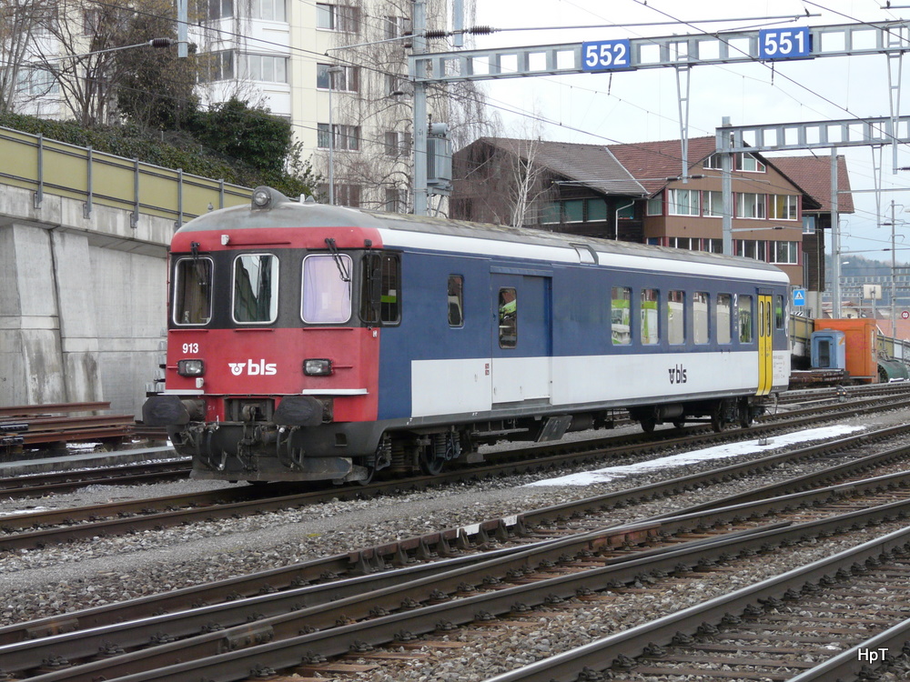 bls - Steuerwagen BDt  50 63 82-33 913 abgestellt im Bahnhofsarel von Spiez am 25.02.2011