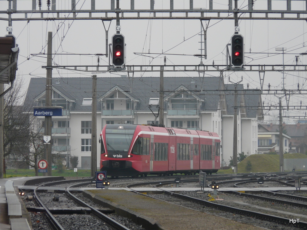 bls - Triebzug RABe 2/8  526 264 unterwegs in Aarberg am 22.11.2010