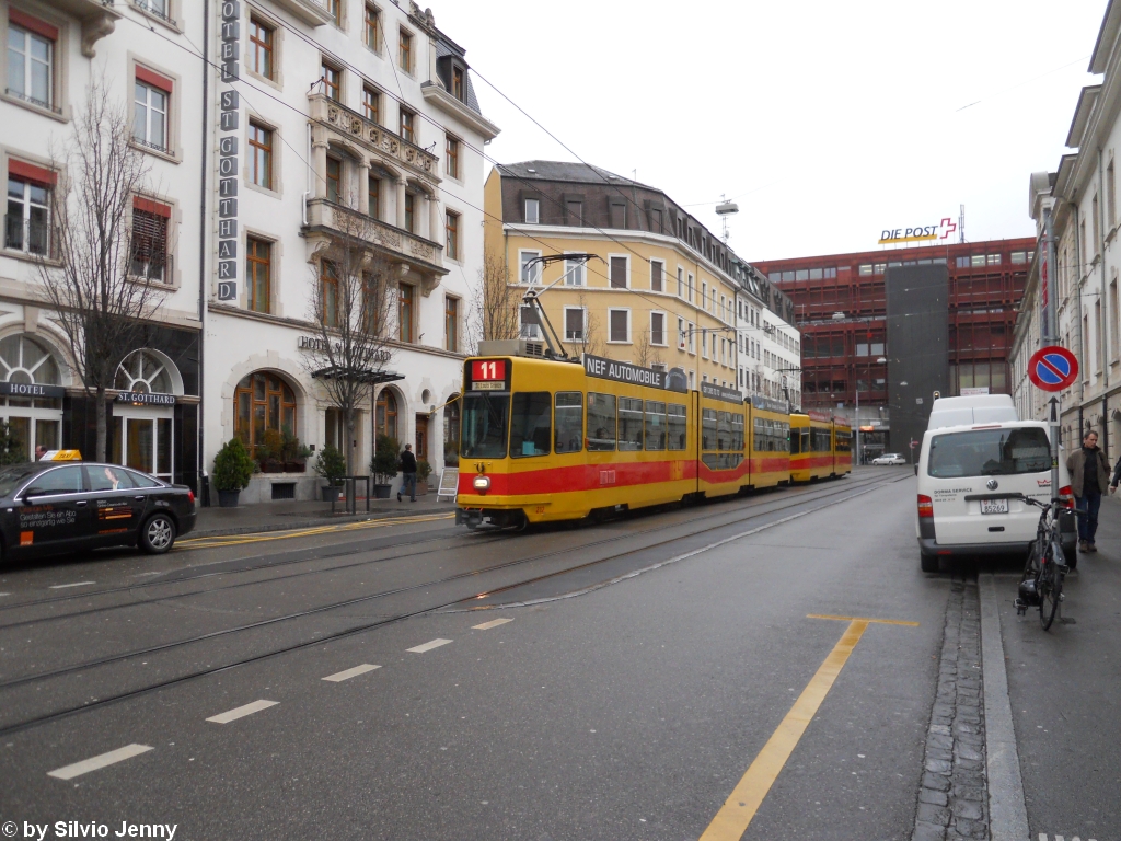 BLT Be 4/8S + Be 4/6 Nr. 212+228 am 11.1.11 beim Bahnhof SBB.