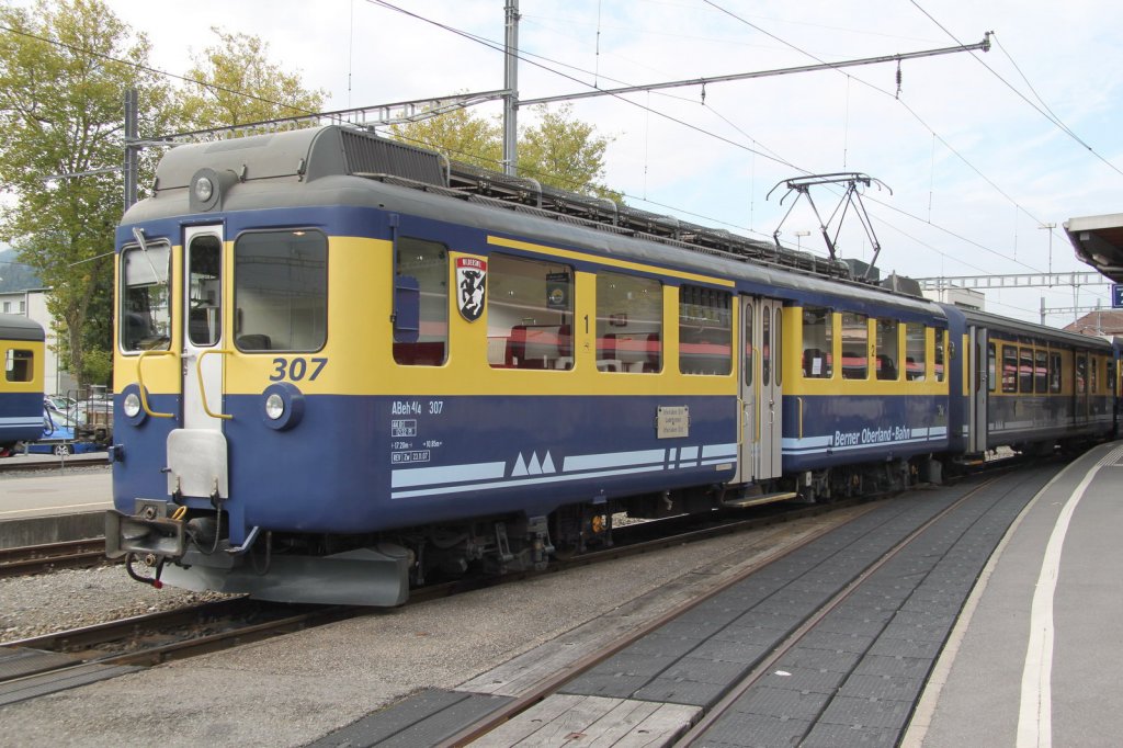 BOB Regionalzug nach Lauterbrunnen/Grindelwald mit ABeh 4/4 Nr.307 in Interlaken-Ost.Es fahren immer zwei Zge zusammengekuppelt bis Zweiltschinen,wo sie getrennt werden.Der hintere Zug fhrt dann nach Grindelwald weiter.Auf der Rckfahrt nach Interlaken-Ost erfolgt das gleiche Prozedere.02.10.12