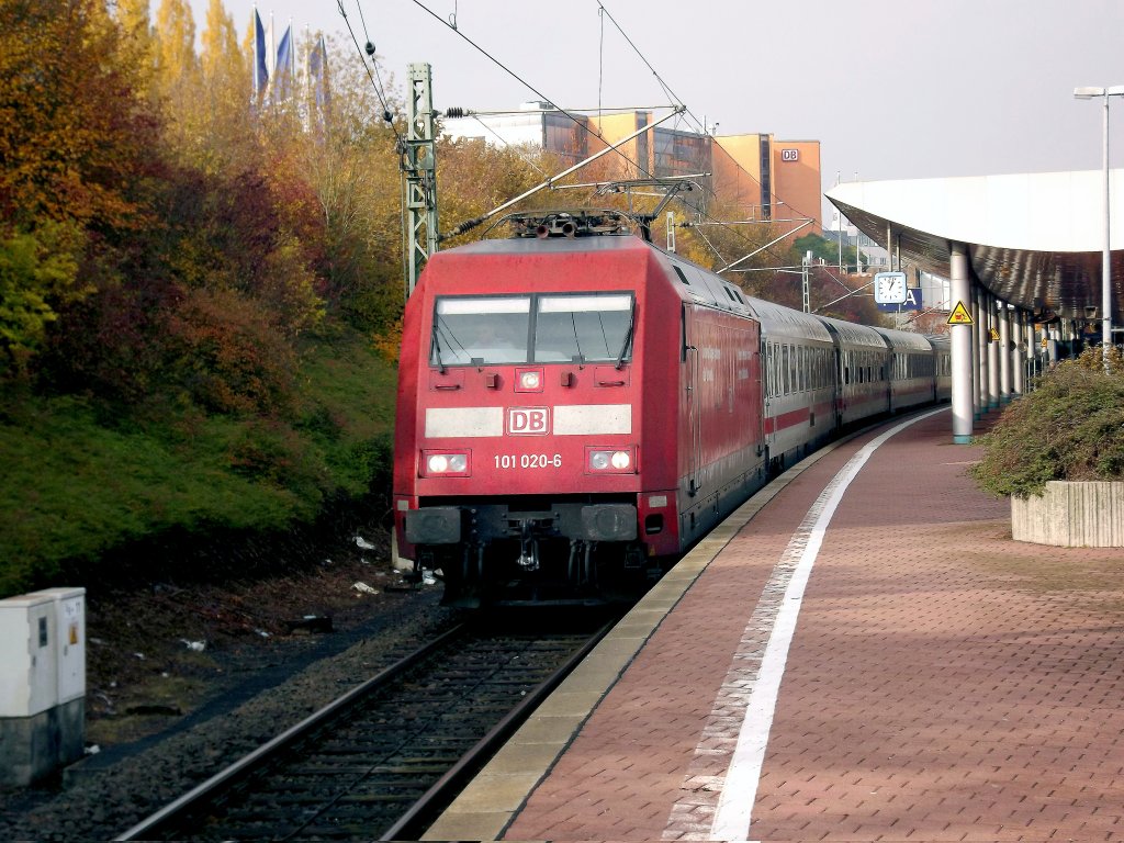 BR 101 020-6 mit IC 2371 am Haken verlsst am 30.10.2011 den Bahnhof Kassel-Wilhelmshhe Richtung Konstanz.
