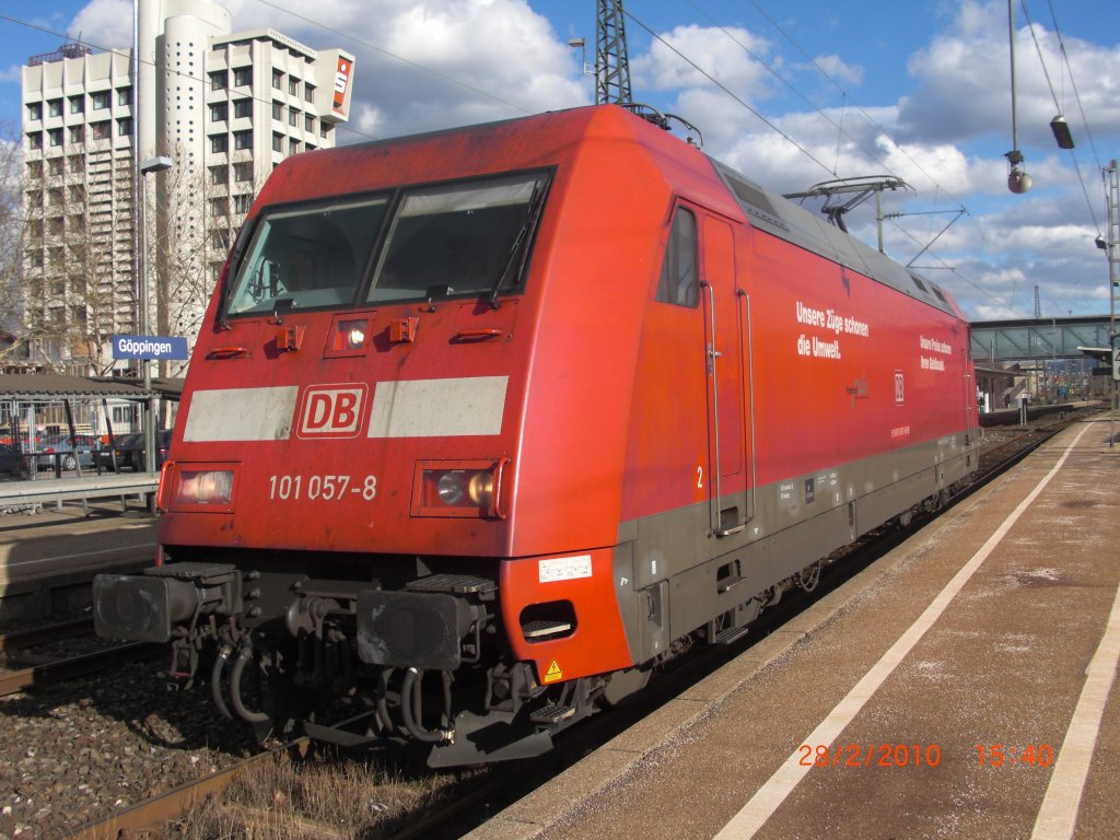 BR 101 057-8 (von vorn) possierte hier ein wenig am roten Signal (GP, 28.2.'10)