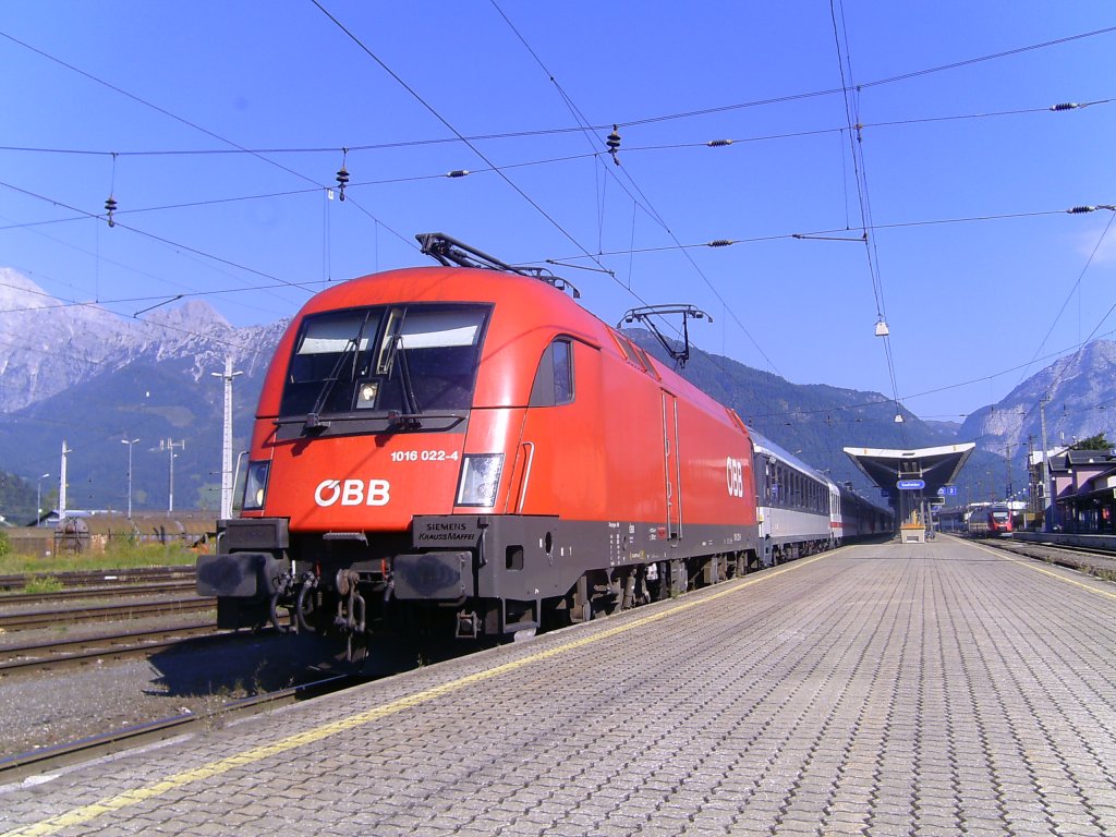 BR 1016 im Saalfeldener Hbf (sterreich) mit Wagen der DB.Am 25.08.09.