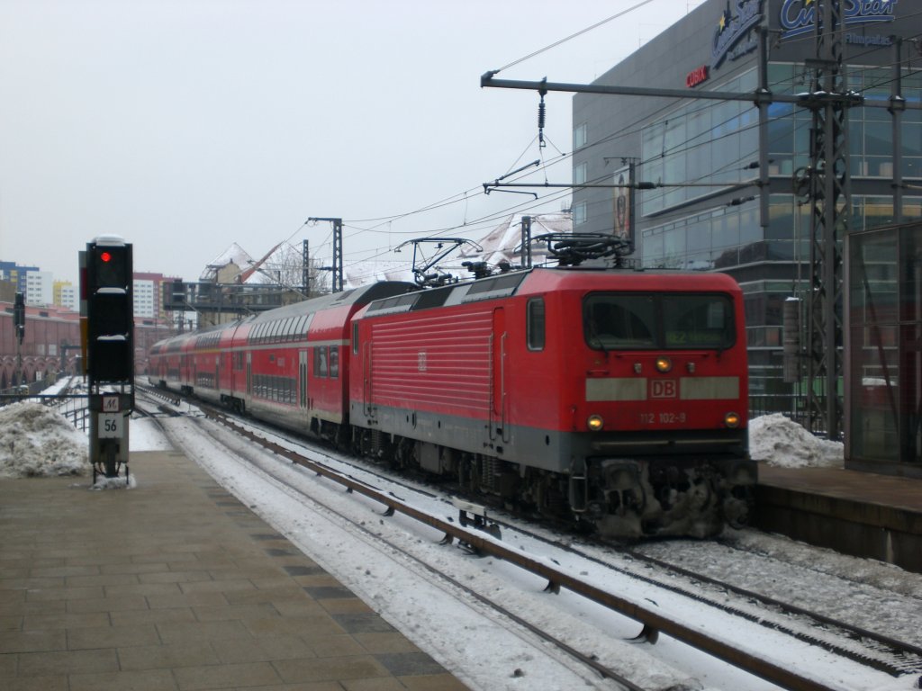 BR 112 als RE2 nach Rathenow am S+U Bahnhof Berlin Alexanderplatz.(16.1.2010)