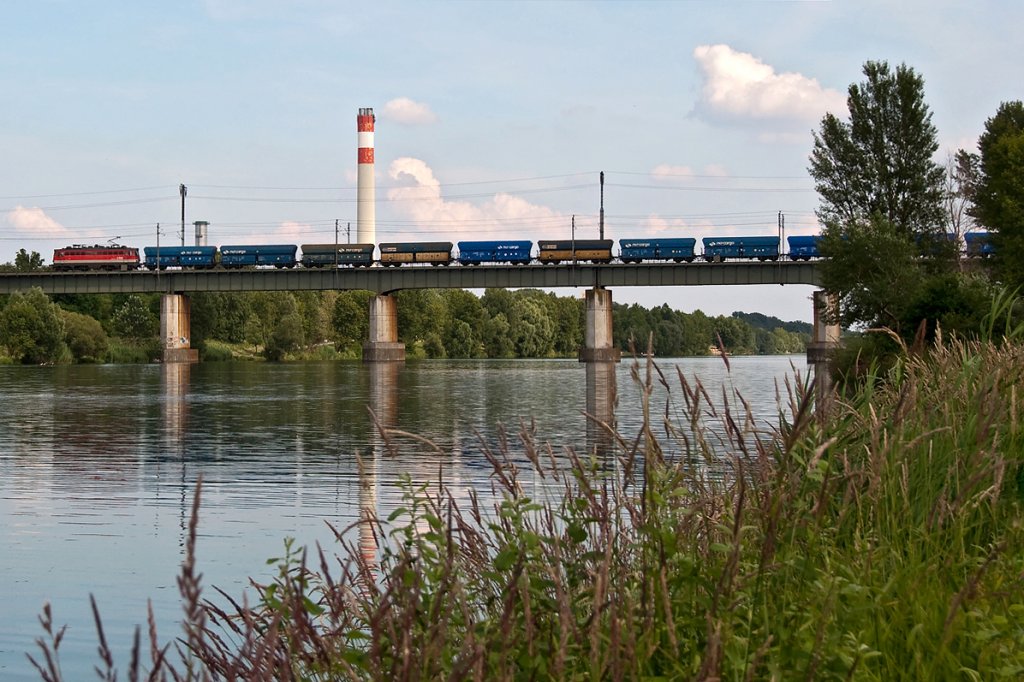 BR 1142, unterwegs mit einem Ganzzug Richtung Osten. Wien, Donauinsel, am 13.06.2011.