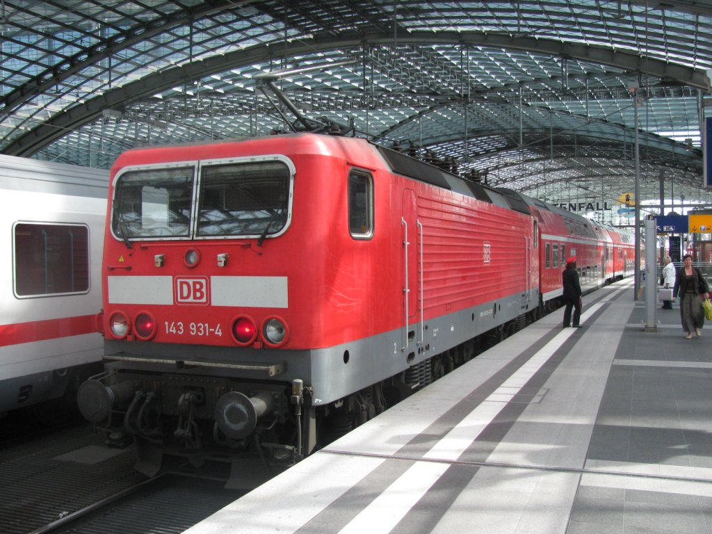 BR 143 in Berlin Hauptbahnhof