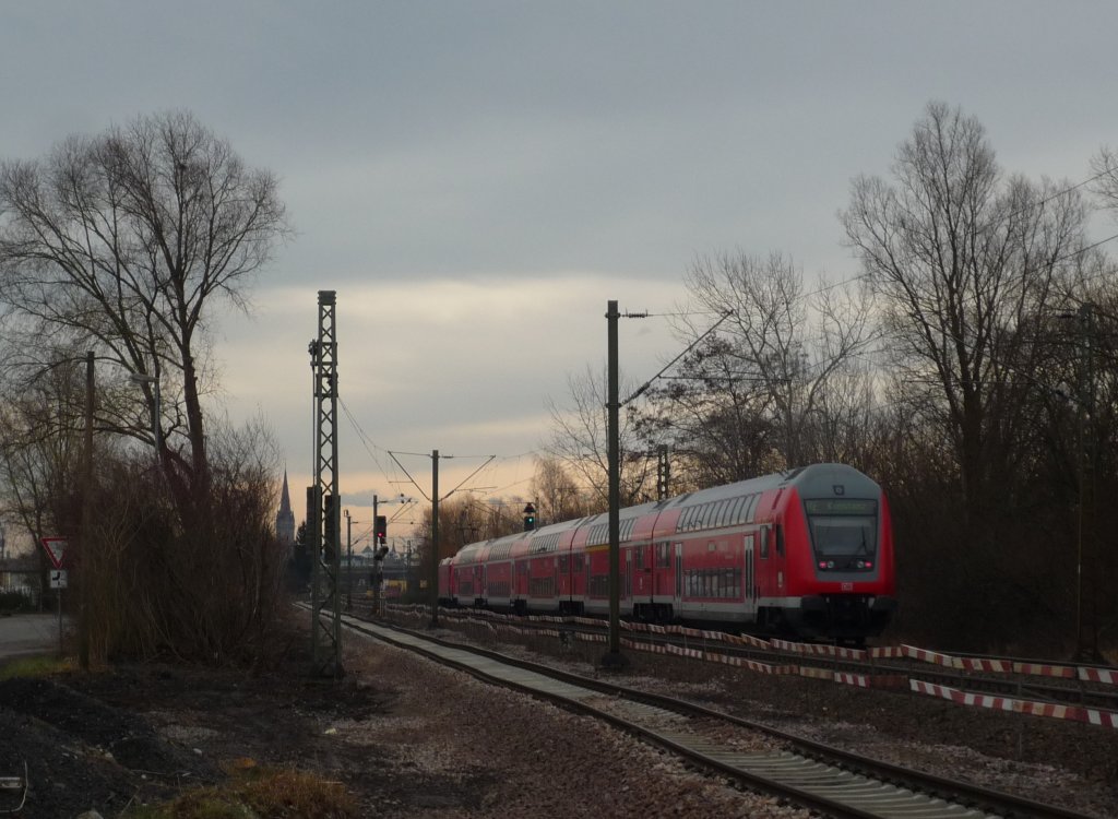 Br 146.2 mit RE 4707 Karlsurhe Hbf - Konstanz kurz vor Radolfzell. Im Hintergrund das Radolfzeller Mnster. 29.11.09