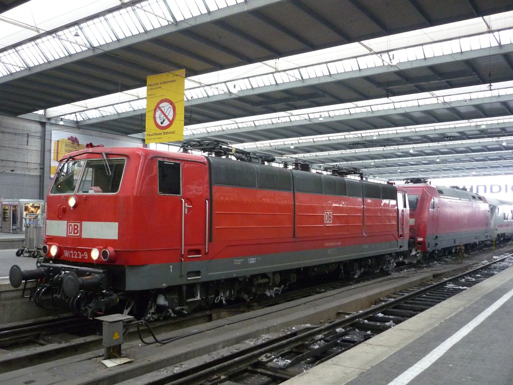 BR 181 223-9 & 101 122-0, am EC 361 in Mnchen HBF, am 11.01.2010