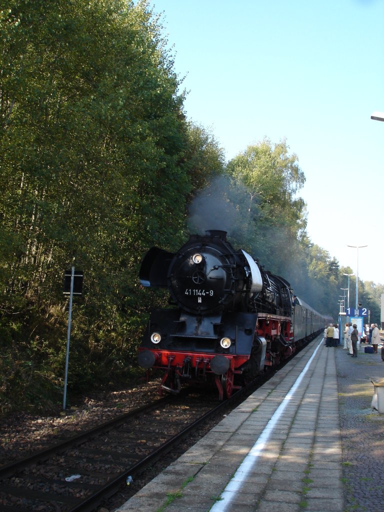 BR 41 mit Sonderzug nach Eger,
hier beim Halt in Bad Brambach/Vogtland,
Sept.2005