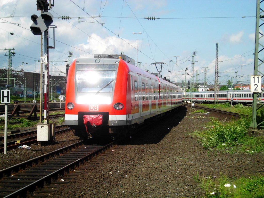  BR 423 als S11 nach S-Bahnhof Flughafen Dsseldorf am Hauptbahnhof Dsseldorf.(12.5.2013)   