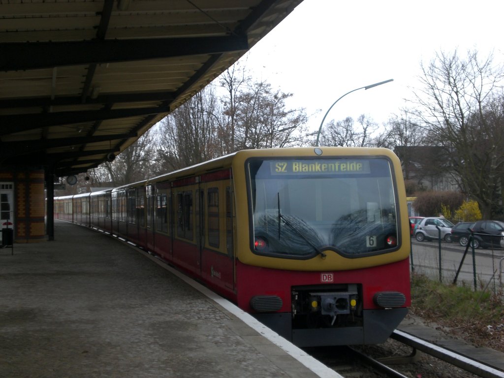 BR 481 als S2 nach S-Bahnhof Berlin-Blankenfelde im S-Bahnhof Berlin-Marienfelde.(5.4.2010)