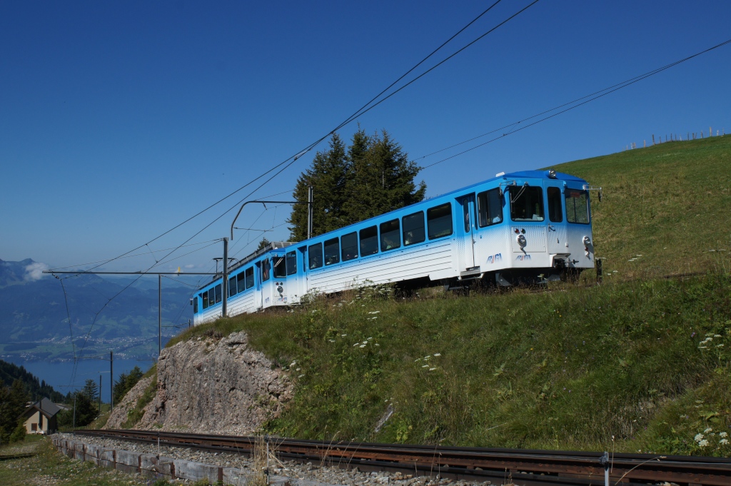 Bt 25 und BDhe 4/4 15 fahren am 17.8.12 von Rigi Staffel Richtung Rigi Kulm.