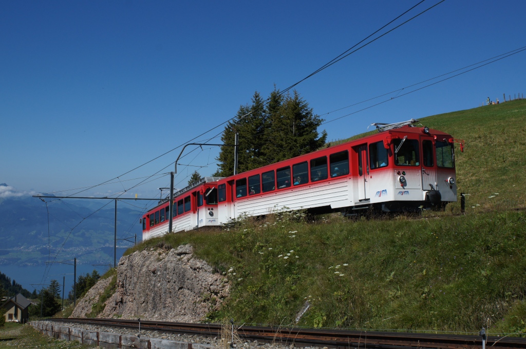 Bt 31 und BDhe 4/4 21 fahren am 17.8.12 die letzten Meter hinauf Richtung Rigi Kulm.