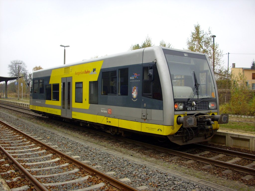 Burgenlandbahn 672 913 wartet im Bahnhof Teuchern