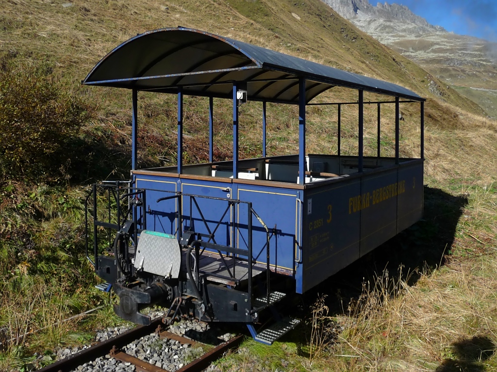  Cabrio-Wagen  C2351 der DFB, abgestellt in der Station Furka (2.10.11), aus dem Zug aufgenommen. 