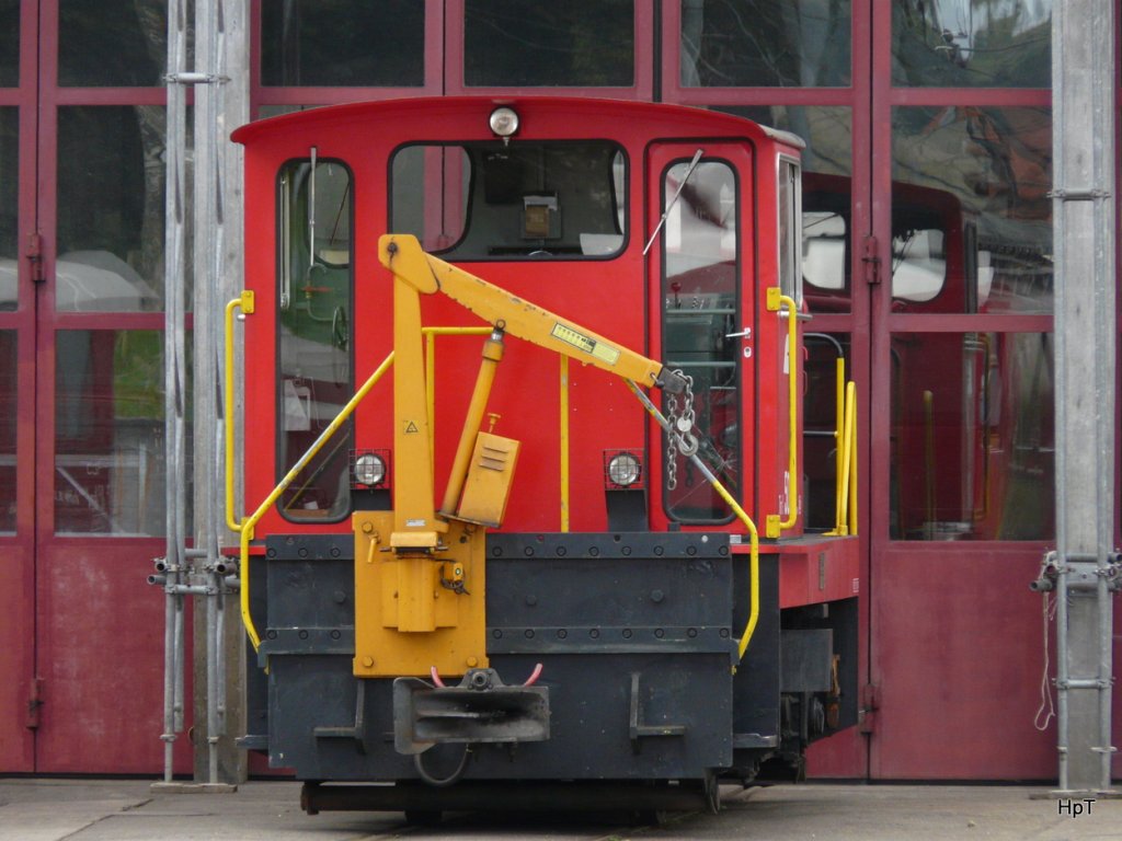 CJ - Diesellok Tm 2/2 501 abgestellt vor der Werksttte in Tramelan am 05.09.2009