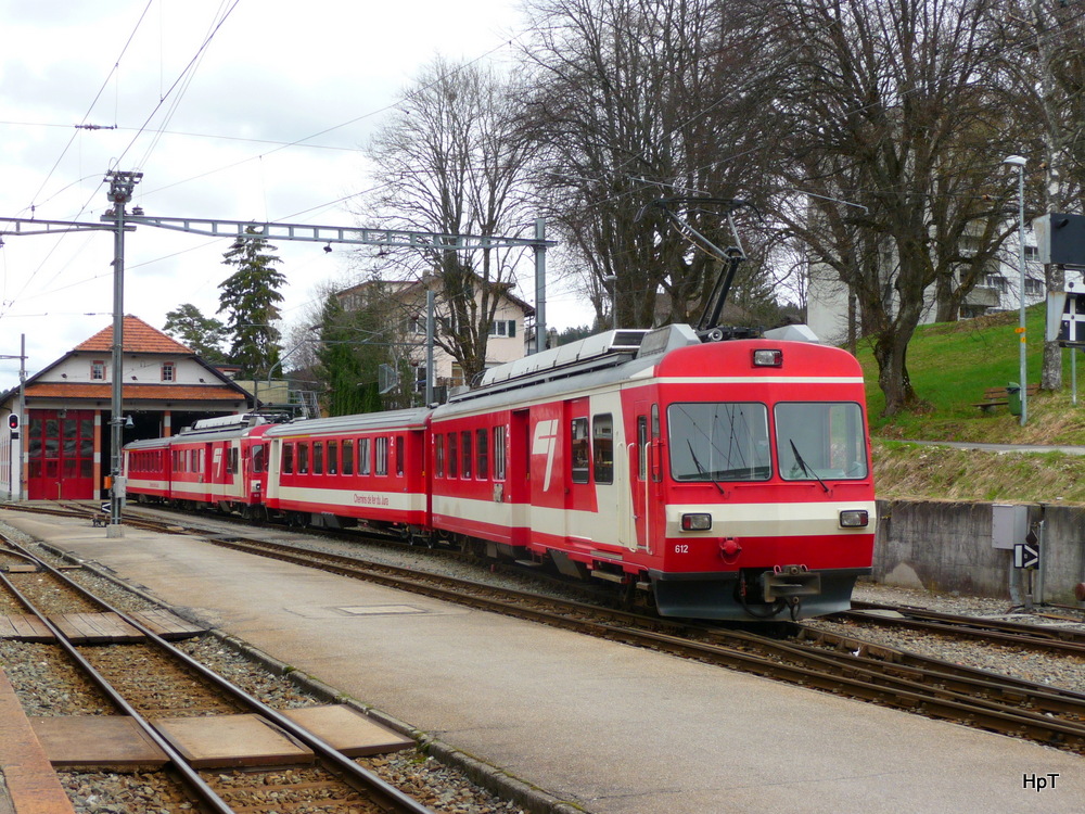 CJ - Langer Zug bei Rangierfahrt BDe 4/4 612 mit Steurwagen ABt 712 sowie BDe 4/4 613 mit Steuerwagen ABt 713 im Bahnhofsareal von Tramelan am 21.04.2012