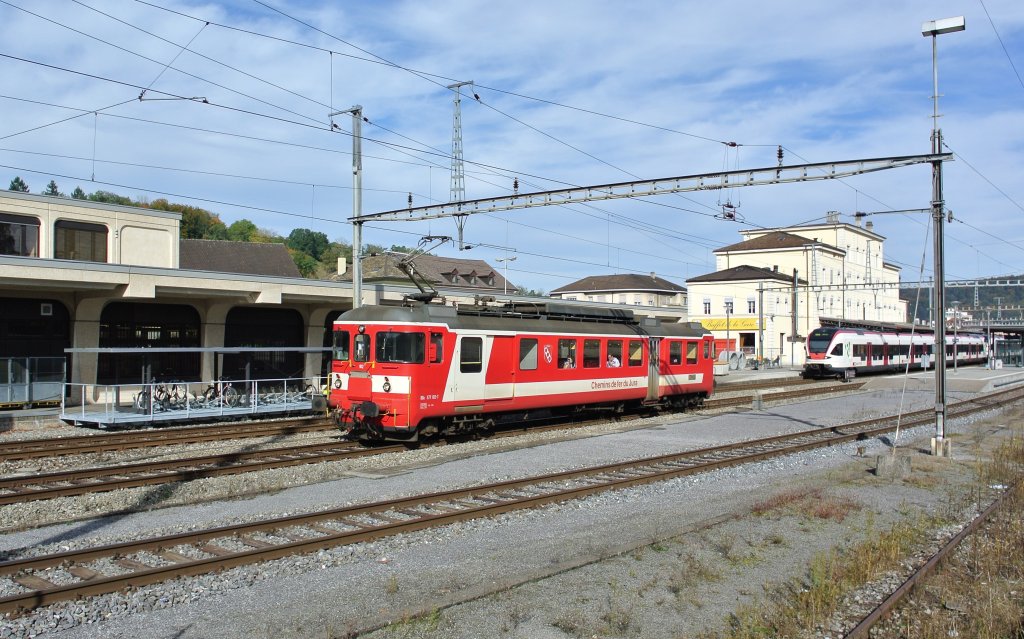 CJ Triebwagen BDe 577 102-7 als Regio 26440 bei Ausfahrt in Porrentruy, 18.10.2012.