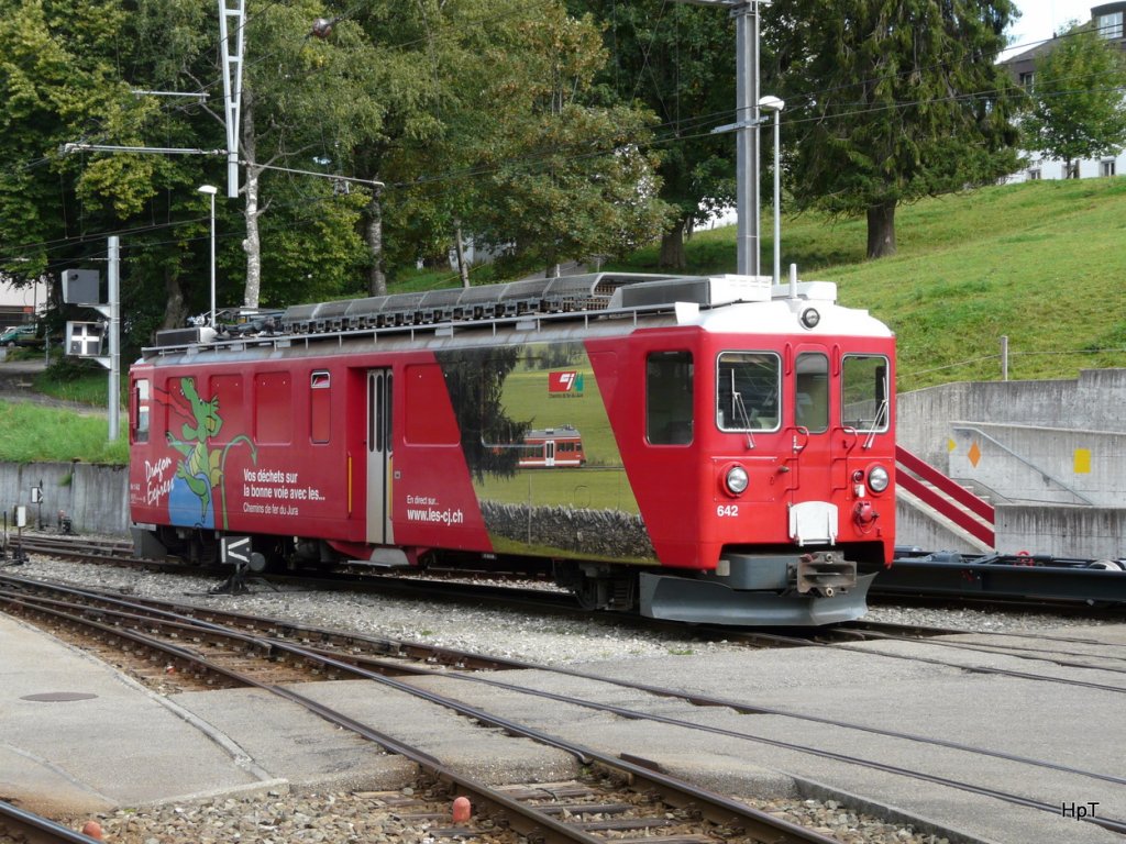 CJ - Triebwagen Bef 4/4 642 mit Teilwerbung abgestellt im Bahnhofsareal von Tramelan am 05.09.2009