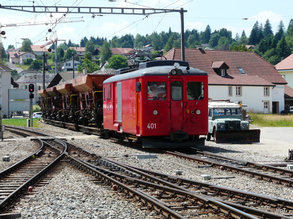 CJ - Triebwagen Gem 4/4  401 in Bahnhofsareal von Le Noirmont am 21.07.2013  .. Standort des Fotografen auf dem Perron