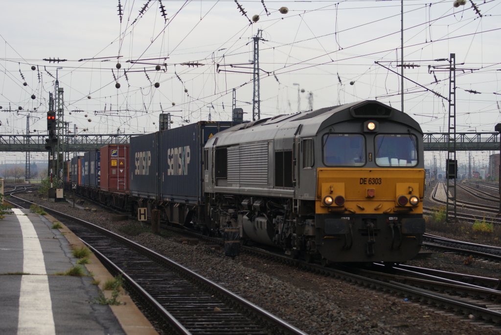 Class 66 DE 6303 mit Containerzug in Mainz-Bischofsheim am 14.11.2009