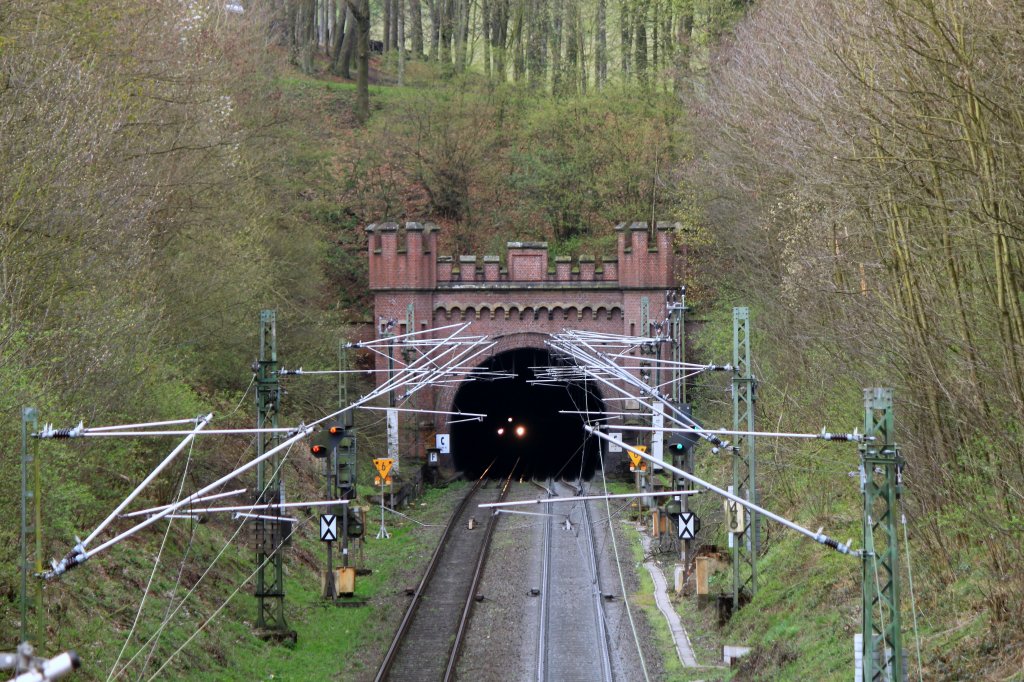 Cobra 186 200 (2808) leuchtet am 06.04.2011 von Belgien kommend die letzten Meter des Gemmenicher Tunnel aus, bevor sie bis Aachen West die Rampe runterrollt.