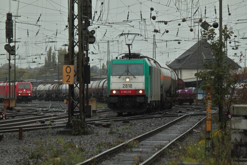 Cobra 186 210 (2818) zieht am 18.10.2011 einen Kesselzug aus Aachen West ber die Motzenroute nach Belgien.