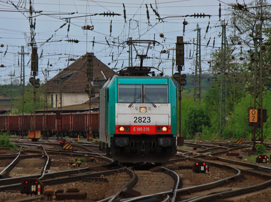 Cobra 186 215 (2823) fhrt am 10.05.2012 als Lz aus Aachen West ber die Montzenroute nach Belgien.