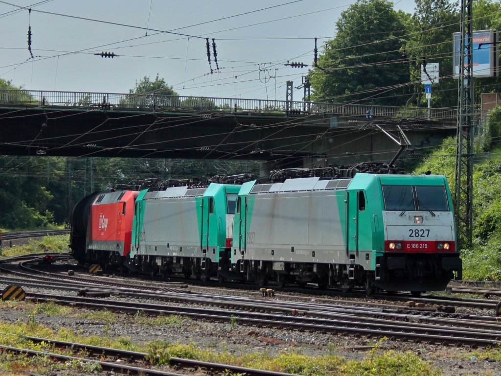 Cobra 186 219 (2827) am 04.06.2011 mit ihrer Schwesterlok 186 212 (2820), 152 043-6 und einem Kesselzug von Gremberg kommend bei der Einfahrt in Aachen West.