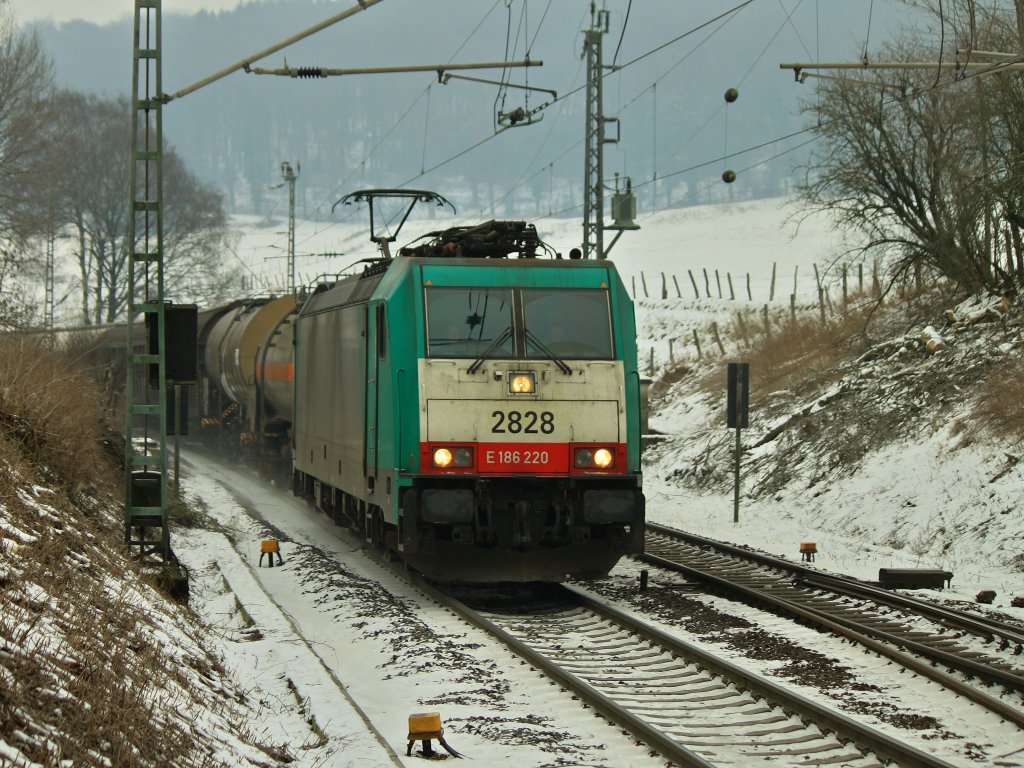 Cobra 186 220 (2828) hat es am 09.02.2012 mit einem langen gemischten Gterzug am Haken fast geschafft, nur noch wenige Meter auf der Montzenrampe von Aachen West nach Belgien und der Scheitelpunkt am Gemmenicher Tunnel ist ereicht.  