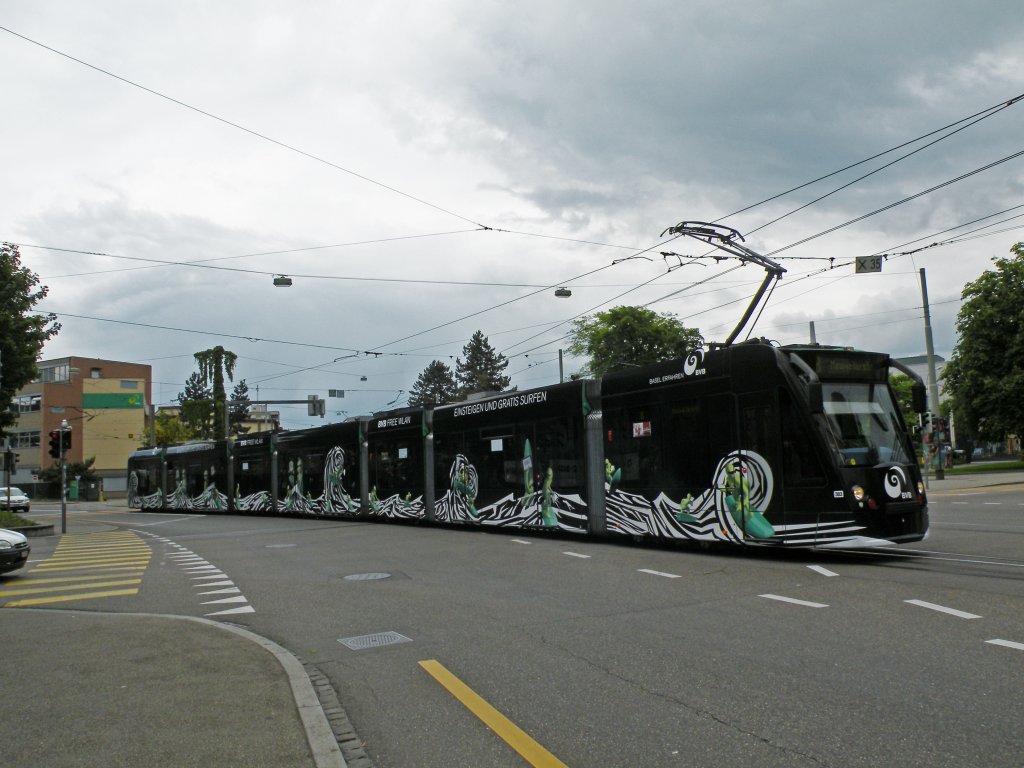 Combino mit der Betriebsnummer 303 kurz vor der Einfahrt in die Haltestelle Ciba. In diesem Fahrzeug wird der freie Internet zugang getestet. Die Aufnahme stammt vom 15.05.2012.