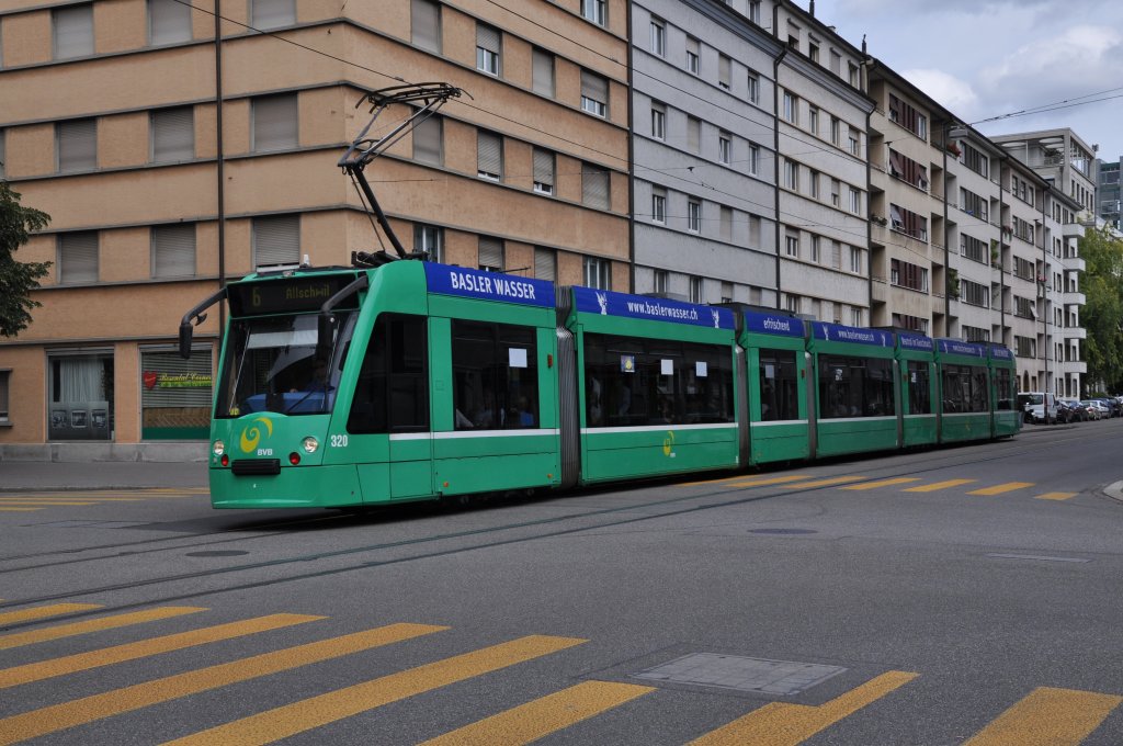 Combino mit der Betriebsnummer 320 an der Haltestelle Gewerbeschule Richtung Messeplatz. Die Aufnahme stammt vom 13.08.2011.