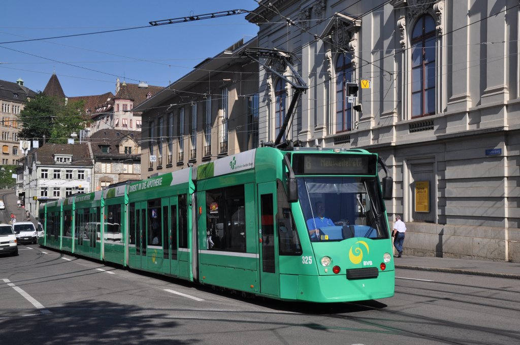 Combino mit der Betriebsnummer 325 auf der Linie 8 fhrt Richtung Haltestelle Bankverein. Die Aufnahme stammt vom 15.08.2012.