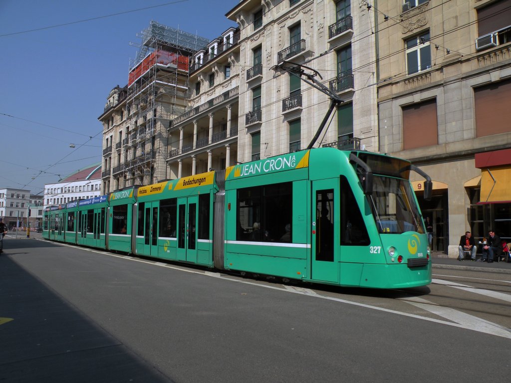 Combino mit der Betriebsnummer 327 fhrt zum Bahnhof SBB. Die Aufnahme stammt vom 23.03.2012.