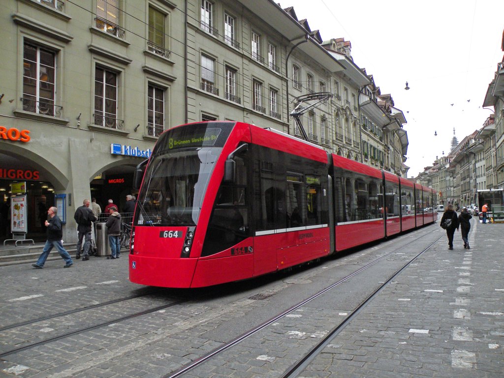 Combino mit der Betriebsnummer 664 auf der Linie 8 unterwegs in der Marktgasse in Bern. Die Aufnahme stammt vom 14.04.2011.