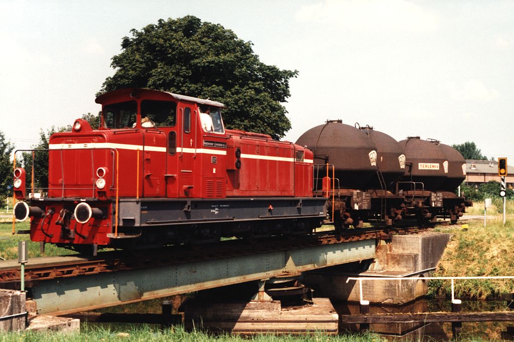 D21 (MaK 1970/ 800165) der Bentheimer Eisenbahn AG mit eine kurze Gterzug 44422 Laarwald-Coevorden in Coevorden (die Niederlande) am 6-7-1994. Bild und scan: Date Jan de Vries.