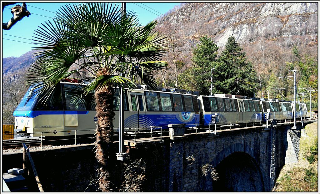 D47 mit Be 4/4 Pb86 der SSIF auf der Maggiabrcke in Ponte Brolla. Diese eckigen Panoramawagen (zuschlagspflichtig) sind ein Produkt von Skoda. Warum die SSIF sich fr diese Wagen entschieden haben, entzieht sich meiner Kenntnis, denn eine Schnheit sind sie in meinen Augen nicht. (15.02.2013)