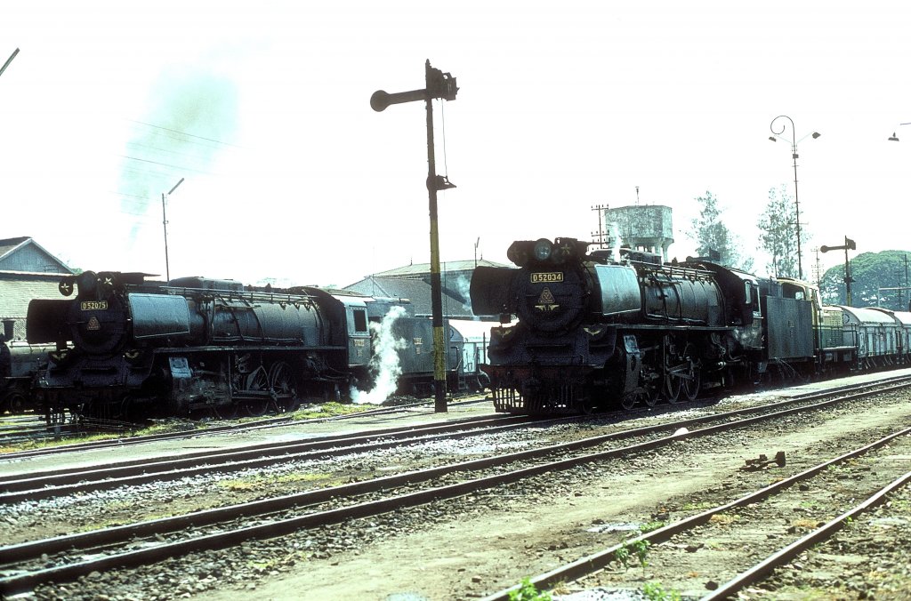  D52 034 + D52 075  Madiun  05.10.80