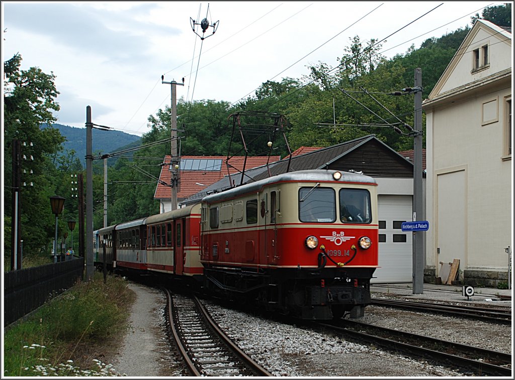 Da nun auch der zweite 4090 einen Defekt hat, wurde der R 6815 mit einer 1099 gefhrt. Am 5.August 2010 war es die 1099.14 mit einer rechte bunten Garnitur. Hier bei der Einfahrt in den Bahnhof Kirchberg.