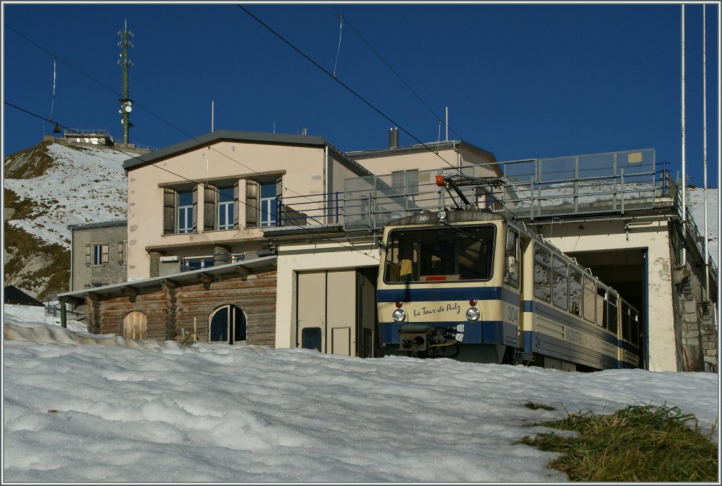 Da unser auf dem Brienzer Rothorn eingefangenes Bergbahnfieber weiterhin nicht abklingen will, reisten wir heute auf die Rochers de Naye und machte dort berraschend Bekanntschaft mit dem Winter; doch der schom im Oktober hier liegende Mrz-Schnee barg auch einen Hauch Frhling in sich... 
Beh 4/8 304 kurz vor der Talfahrt auf der Rochers de Naye Bergstation (1970 mM) am 12. Oktober 2011