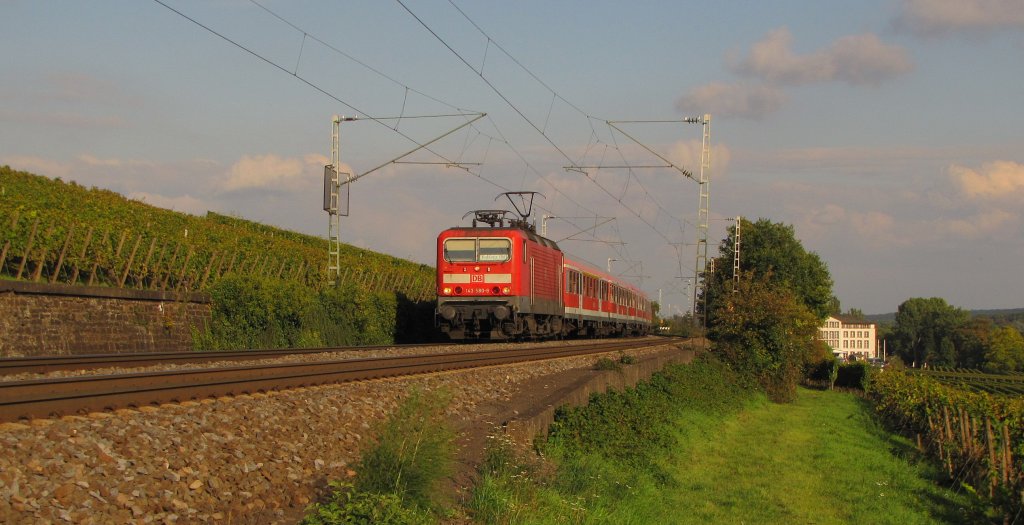 Damals waren 143er im Rheingau noch alltglich. DB 143 580-9 mit dem RE 15420 unterwegs von Frankfurt (M) Hbf nach Koblenz Hbf, am 01.10.2010 bei Erbach.